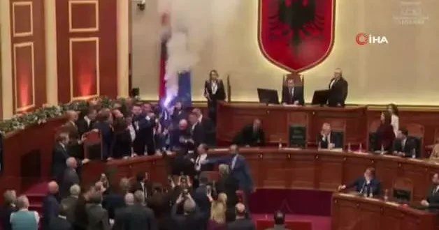 Avrupa ülkesinde evlere şenlik oturum: Kürsüde meşale, başkana pet şişe...