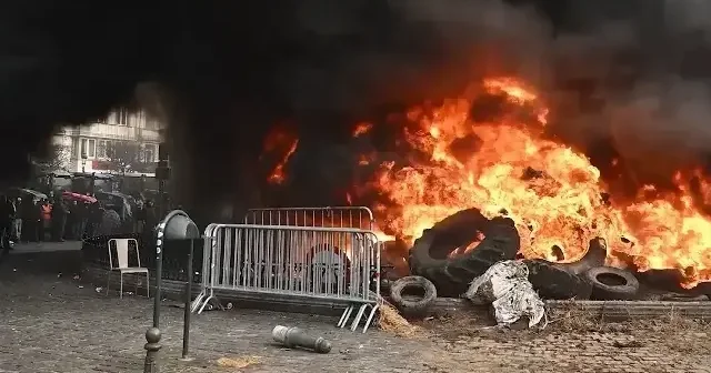 AB Liderler Zirvesi nin yapıldığı sırada çiftçilerden protesto VİDEO İZLE