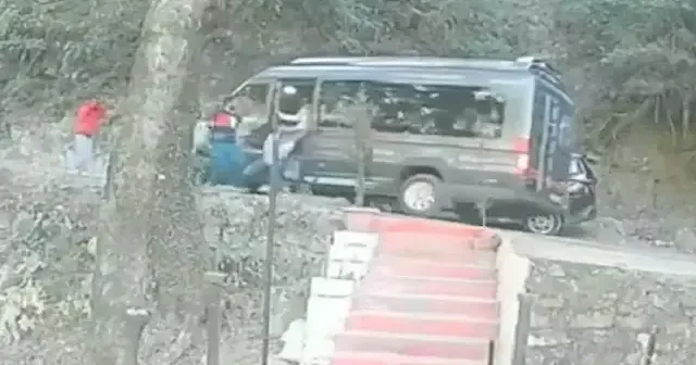 Hindistan da faciayı ağaç önledi: Turistler uçurumun kenarında geri geri kayan minibüsten böyle atladı VİDEO İZLE