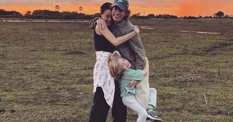 44 yaş genç sevgilisinden bir çocuk daha hayal ediyor... Herkesin torunu sandığı en küçük oğlunun mutlu gününü kutladı