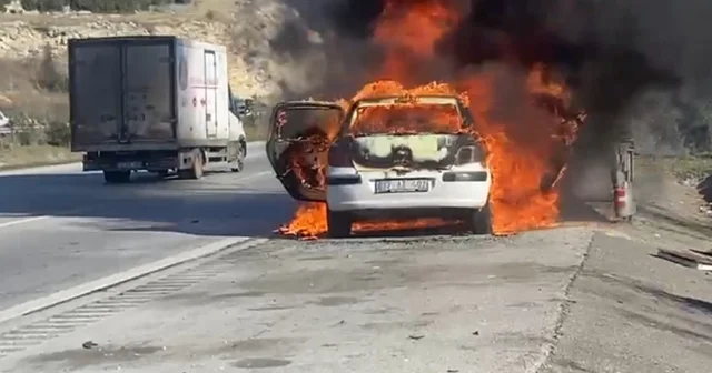 Peugeot marka otomobil alev topuna döndü Adana Haberleri