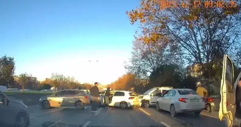 Esenler de 4 aracın karıştığı zincirleme kaza kamerada