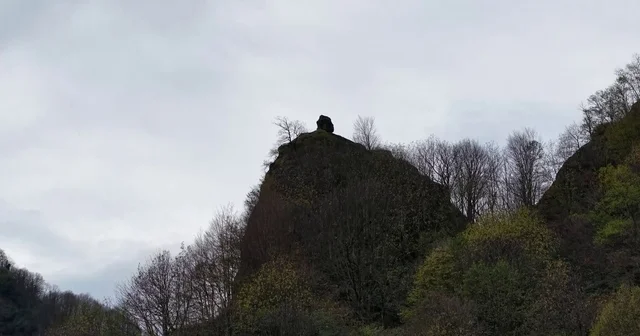 Yamaçtaki ilginç kaya dikkat çekiyor Samsun Haberleri