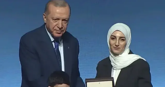 Cumhurbaşkanı Erdoğan Gazzeli fotoğrafçı Ali Jadallah adına eşine ödül verdi VİDEO İZLE