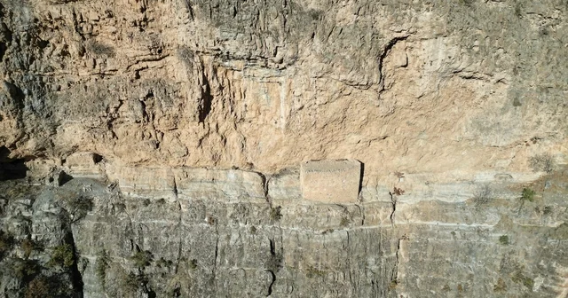 Kayaların ortasındaki manastır görenleri hayrete düşürüyor: Yüzlerce yıllık yapı dron ile görüntülendi Şırnak Haberleri