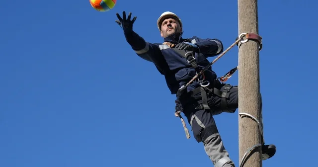 Yoğun kış şartlarına zorlu parkurda hazırlanıyorlar Direklerin üzerinde voleybol topuyla oynayarak denge yeteneklerini geliştiriyorlar Erzurum Haberleri