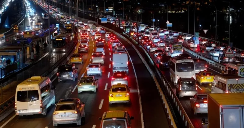 İstanbul da trafik adım adım! Yoğunluk yüzde 89 a ulaştı