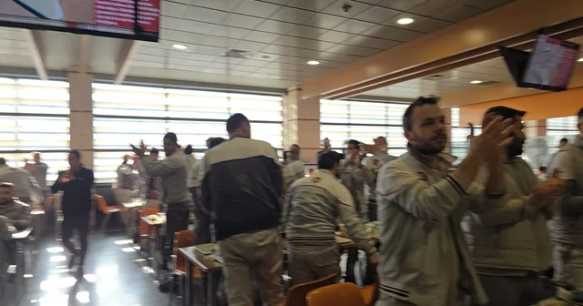 Bursa nın otomotiv devi TOFAŞ ta isyan Toplu iş sözleşmeleri tıkandı, çalışanlar yemekhanede çatal kaşık vurarak eylem yaptı Bursa Haberleri