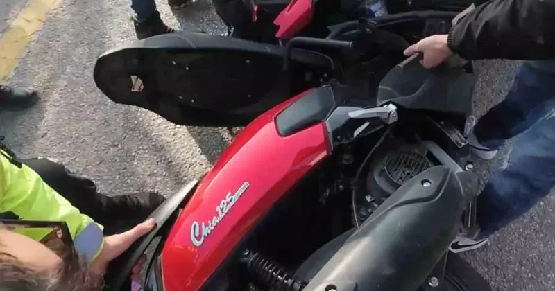 Aracın altında sıkışan motosiklet böyle çıkarıldı