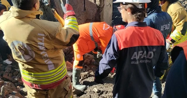 Manisa da evi yanan kadının enkazda cansız bedenine ulaşıldı Manisa Haberleri
