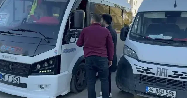 Adana da PTT kargo aracı ile dolmuş şoförünün trafik tartışması darpla bitti VİDEO İZLE