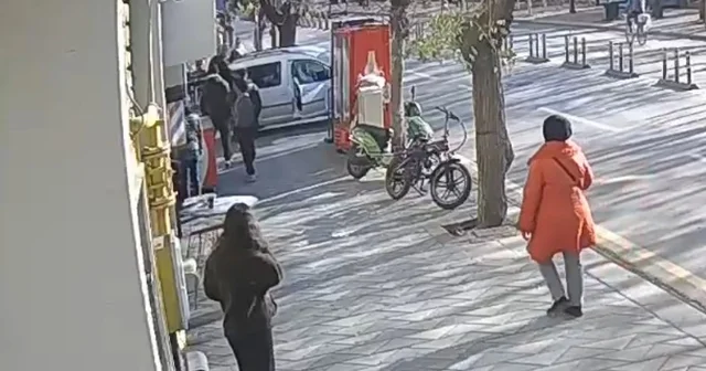 Kadınlar arasında çıkan kavga kameraya yansıdı Çevredeki vatandaşlar kavgayı ayırmak yerine izlemeyi tercih etti Eskişehir Haberleri