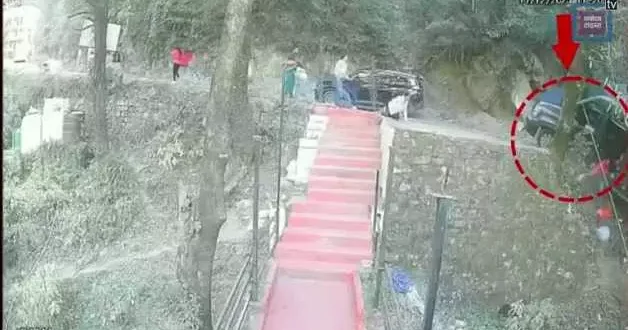 Hindistan da faciadan dönüldü! Turistleri taşıyan araç şarampole sürüklendi