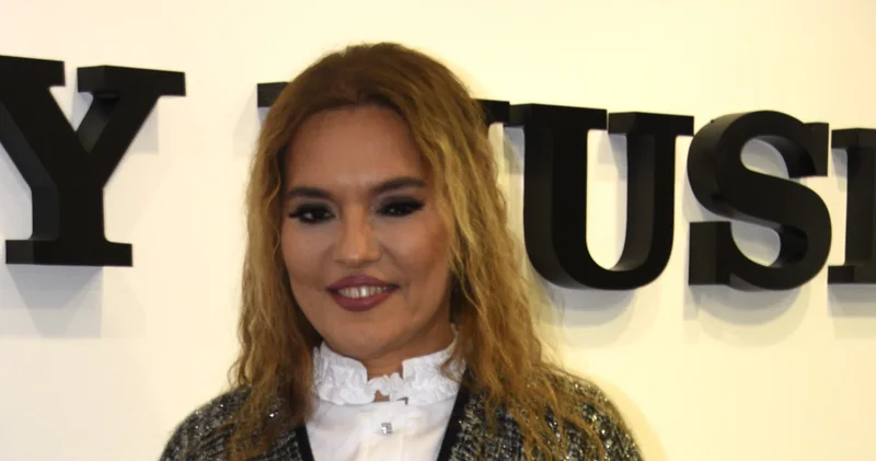 Demet Akalın a İran dan saç hediyesi