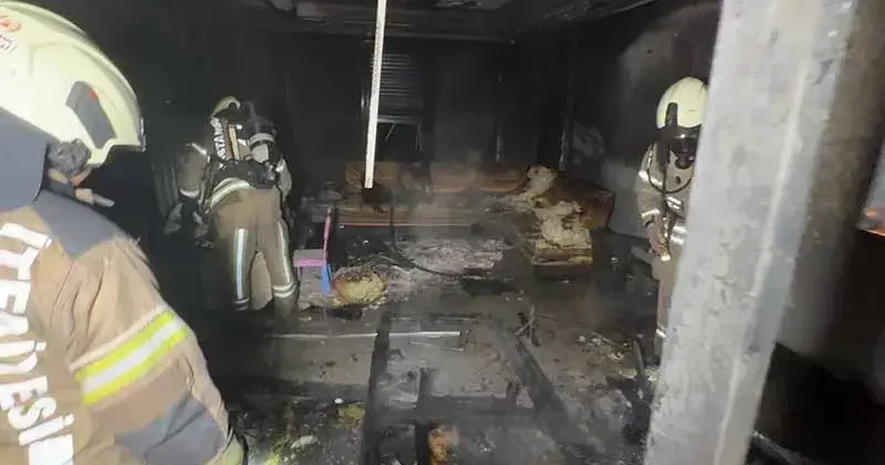 Avcılar da evde çakmakla oynayan çocuklar yangın çıkardı