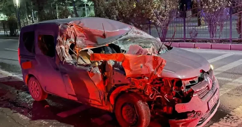 Elazığ’da hafif ticari araç, temizlik aracına çarptı: 1 yaralı