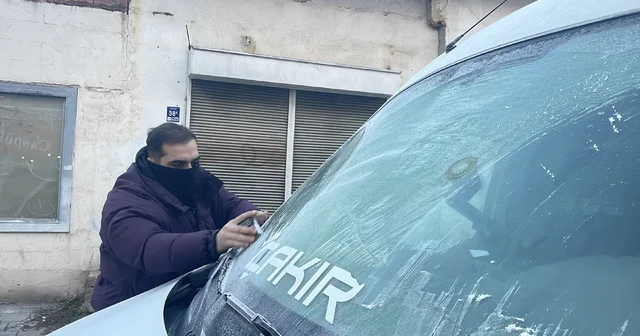 Sivas yine şaşırtmadı, buz kesen kentte cam kazıma mesaisi başladı Sivas Haberleri