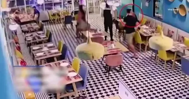 Avustralyalı turist cam kapıya çarparak can verdi