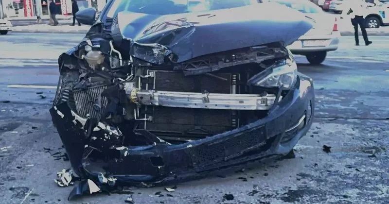 Bitlis’te otomobil ile motosiklet kafa kafaya çarpıştı: 1 yaralı