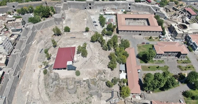 Diyarbakır da İçkale surlarının 100 yıldır toprak altında olan kısmı gün yüzüne çıkarıldı Diyarbakır Haberleri