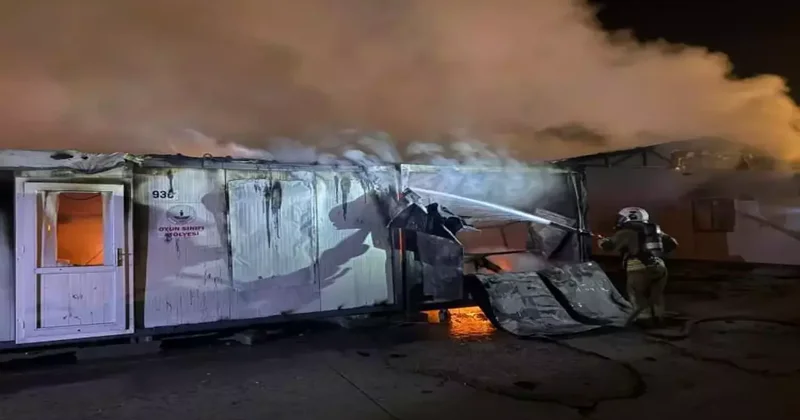 Hatay daki konteyner kentte yangın: Öğrenci sınıfları da kül oldu