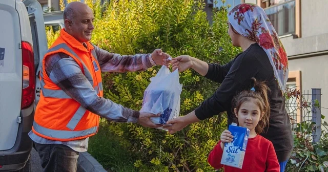 Kuşadası Belediyesi süt dağıtımına devam ediyor Aydın Haberleri