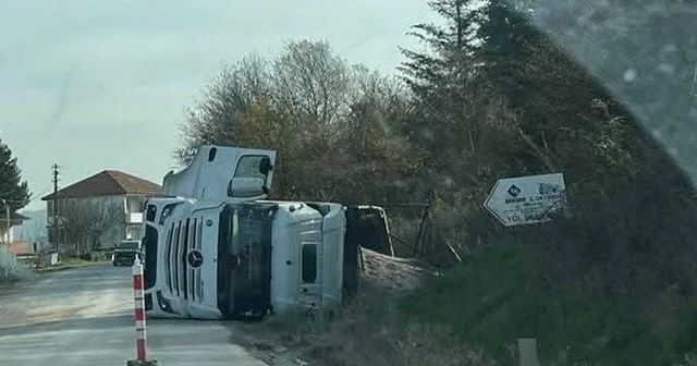 Çaycuma da kontrolden çıkan tır devrildi Zonguldak Haberleri