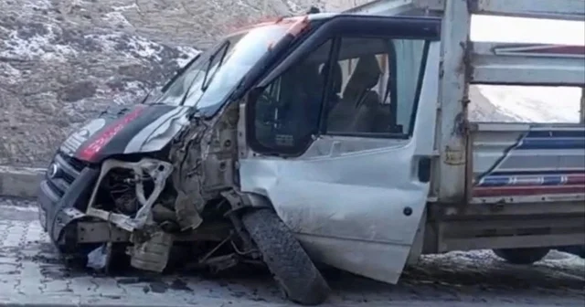 Kontrolden çıkan kamyonet direğe çarptı: 1 yaralı Hakkari Haberleri