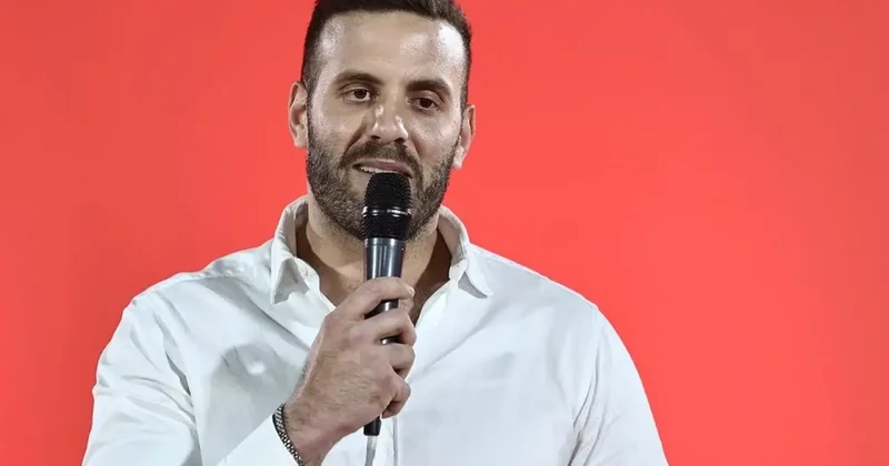 Yunan vekil gazeteci dövdü