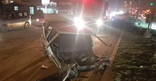 Tırla çarpışan Tofaş ikiye bölündü Hatay Haberleri