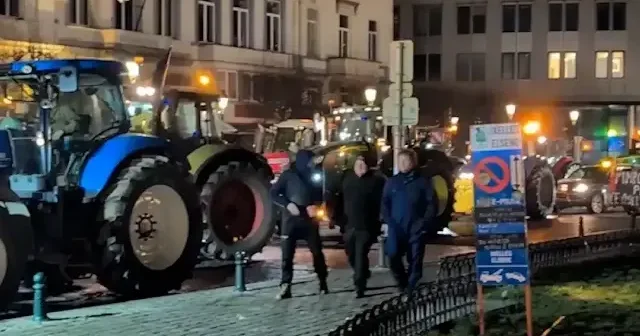 Brüksel’de çiftçiler Avrupa Parlementosu önünde protesto düzenledi VİDEO İZLE