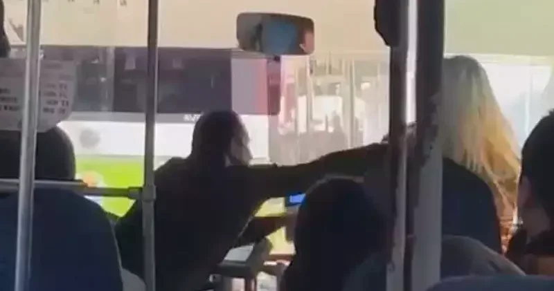 Otobüs şoförü ile kadın yolcunun kavgası kamerada