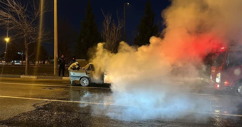 Seyir halindeki araç alev alev yandı
