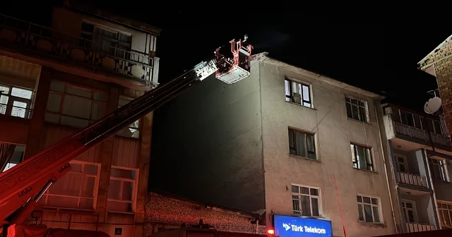 Konya da 3 katlı binanın çatısında yangın paniği Konya Haberleri