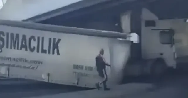 Bakırköy de TIR n dorsesi üst geçide çarptı VİDEO İZLE