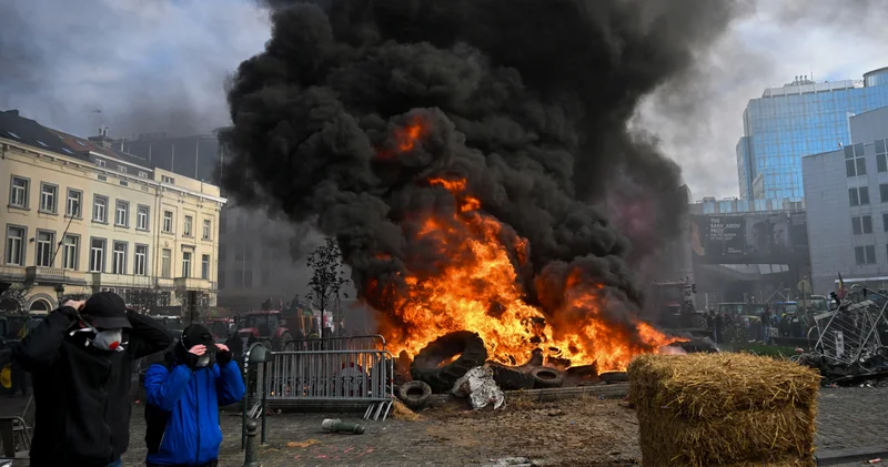 Brüksel de polis ve çiftçiler arasında çatışma çıktı: Avrupa Parlamentosu önü savaş alanına döndü Dış Haberler