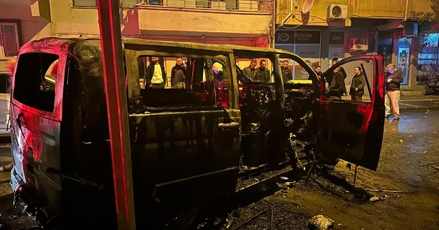 Yalova da minibüs park edildiği sırada alevlere teslim oldu Yalova Haberleri