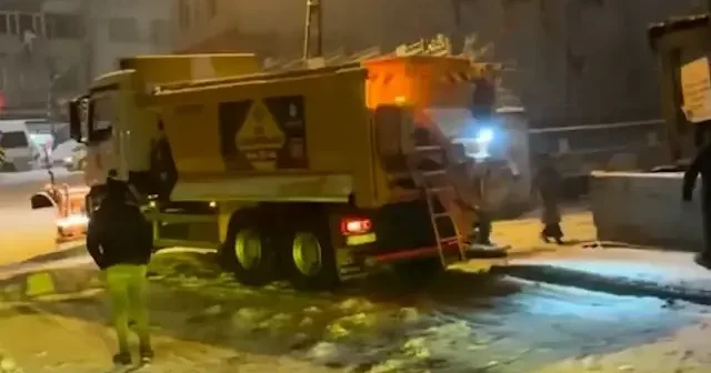 İstanbul da yolu açmak için çıkan tuzlama aracı yolda kaldı VİDEO İZLE