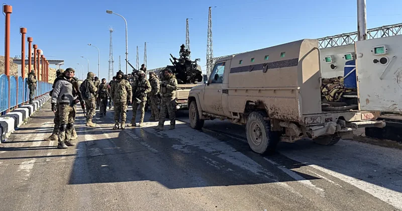 SON DAKİKA Şam yönetimi düğmeye bastı: Suriye ordusu işgal altındaki toprakları devralıyor! YPG/SDG için yolun sonu