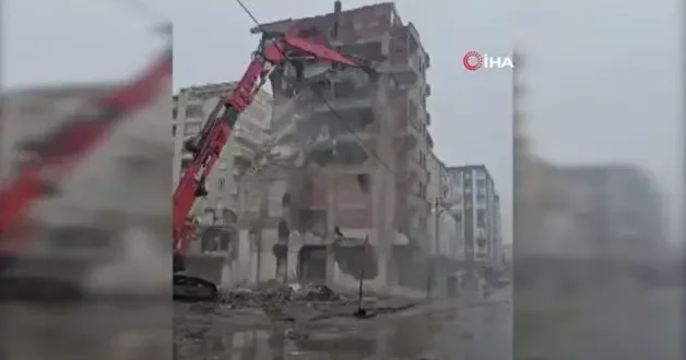 8 katlı bina bir anda yerle bir oldu