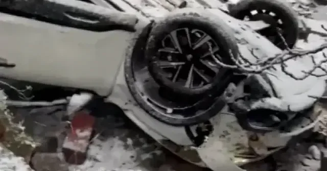 Üsküdar’da karlı yokuş kazaya neden oldu: Araç evin bahçesine uçtu VİDEO İZLE