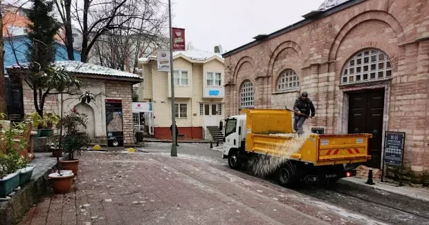 İstanbul haberleri Fatih Belediyesi nden kar mesaisi: 350 personel, 80 araç sahada 19 Ocak 2026