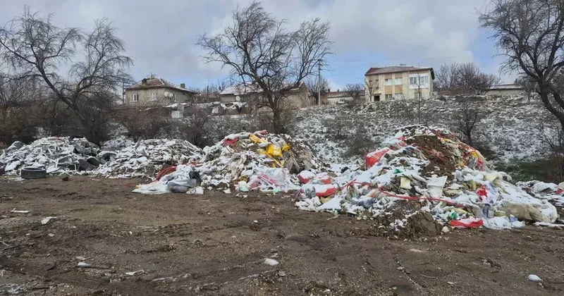 Boş araziye bırakılan atıklar tepeler oluşturdu