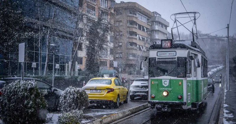 İBB uyardı: Kış lastiği olmadan trafiğe çıkmayın, mümkünse toplu taşıma kullanın