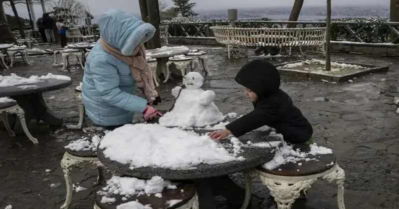 İstanbul un ilçelerine göre kar yağışı! Kent beyaza büründü, hayat durdu...