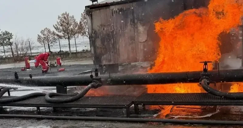 Diyarbakır da panik: Ham petrol havuzunda yangın çıktı Diyarbakır Haberleri