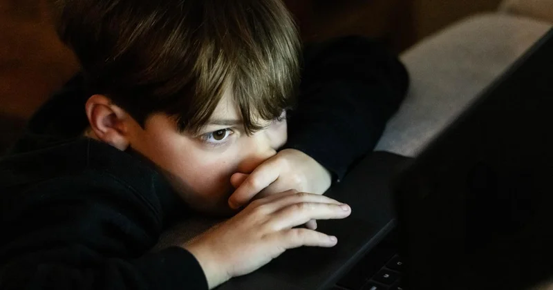 Ebeveyn ekrana baktıkça çocuk görünmez hissediyor