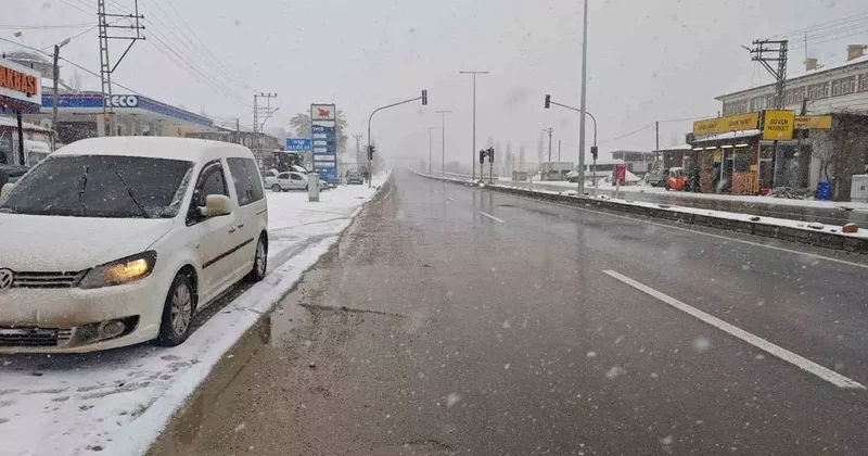 Malatya’da Gürün Pınarbaşı yolu yoğun kar nedeniyle trafiğe kapatıldı
