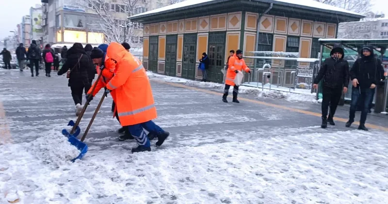 İstanbul’u kar vurdu ekipler alarma geçti! Trafik yoğunluğu yüzde 81’i gördü