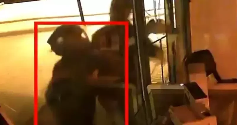 Kaldırım taşı ile iş yerinin camını kırıp, tablet ve cep telefonu çaldılar